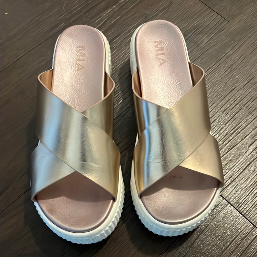 MIA Gold Sandals Minimalist Design